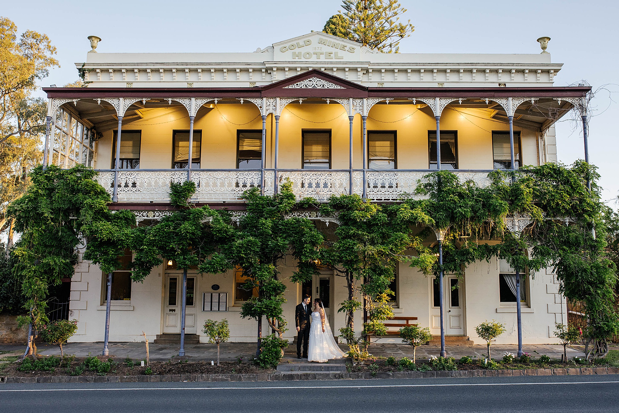 Wedding photography at Goldmines Hotel Bendigo by Tanya Strauss Photography